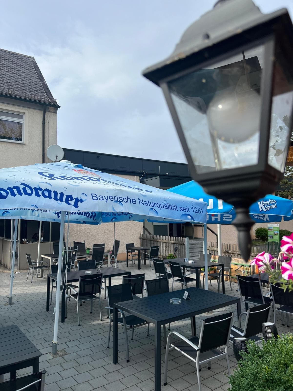 Biergarten des Naabtalhaus mit Sonnenschirmen, Tischen und Terrassenplätzen