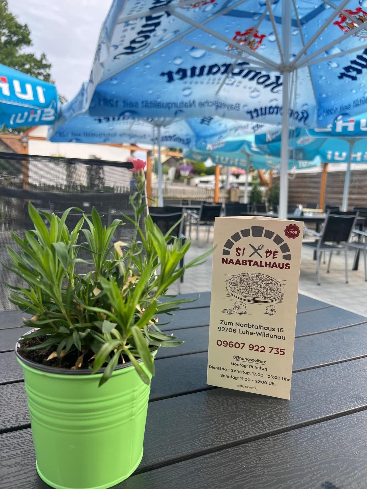 Gemütlicher Biergarten im Naabtalhaus mit Sonnenschirmen und Terrassenplätzen