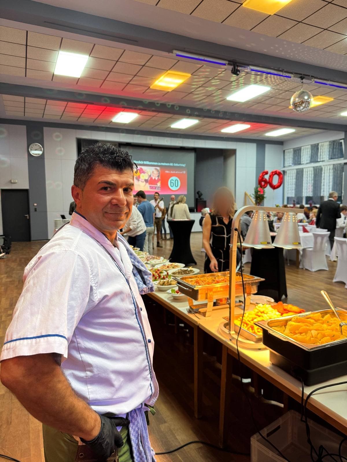 Fatih Yildiz als Gastgeber bei einer Feier im Saal