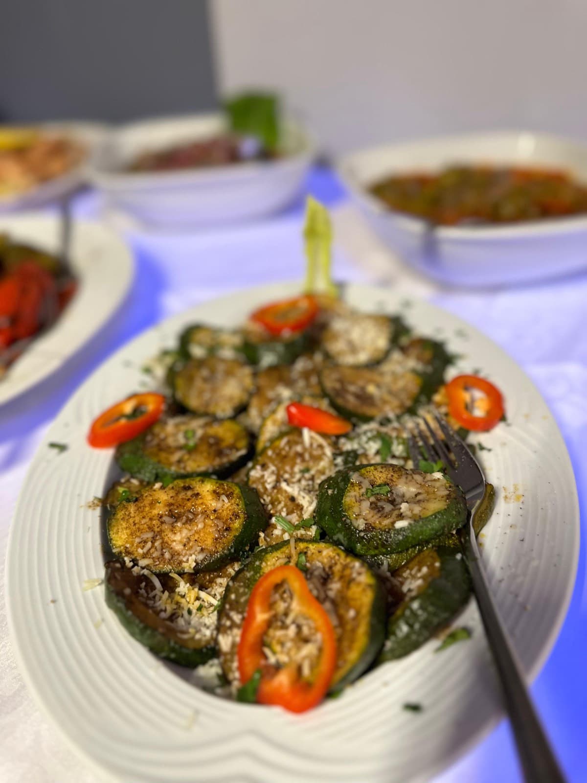 Liebevoll angerichtetes Gemüse-Antipasti am Buffet